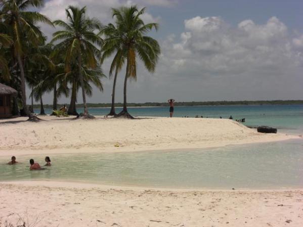 que linda y cristalina el agua en santa lucia camaguey