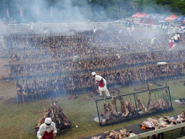 La barbacoa anual "Todo bicho que camina va al asador", en Paraguay, beneficia a la lucha contra el cáncer.