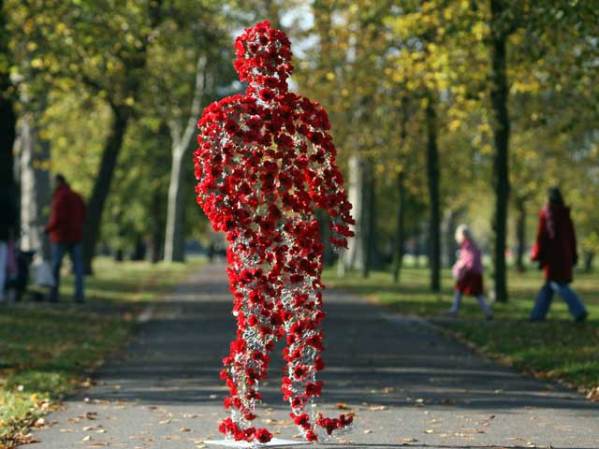 El parque Hyde de Londres guarda muchas maravillas, como por ejemplo esta estatua humana cubierta de flores.