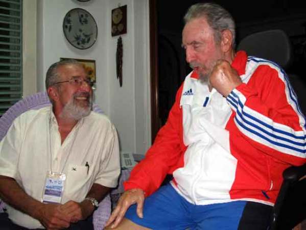 7 DE MARZO, 2009: Fidel Castro aparece por primera vez en una imagen pública vistiendo shorts, junto con el argentino Atilio Morón.
