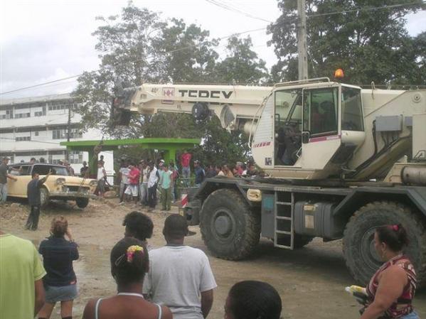 Estas son fotos de un auto que se cay? anoche en un hueco que estaba abierto en la calzada de San Miguel del Padr?n, pero de tan grande que esta, la gente cari?osamente le llama "la laguna", por supuesto no habia se?alizacion alguna, est? ubicado el