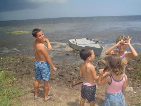 Mi familia en Lo que Queda de Playa Las Canas.Pinar del Rio.
