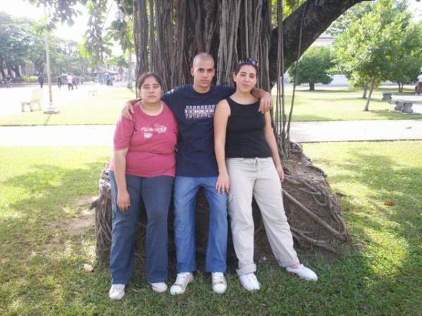 con mi amiga marisol y mi brothers osmani.