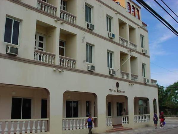 El mejor edificio del pueblo de Niquero,el Hotel Niquero,solo para los turistas
