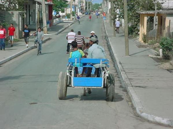 Calle principal del pueblo de niquero,ahi no existen omnibus para el transporte publico,y la revolucion? <br /><br /> ¿Tienes fotos como esta? Quieres compartirlas? Hazlo aquí <br />