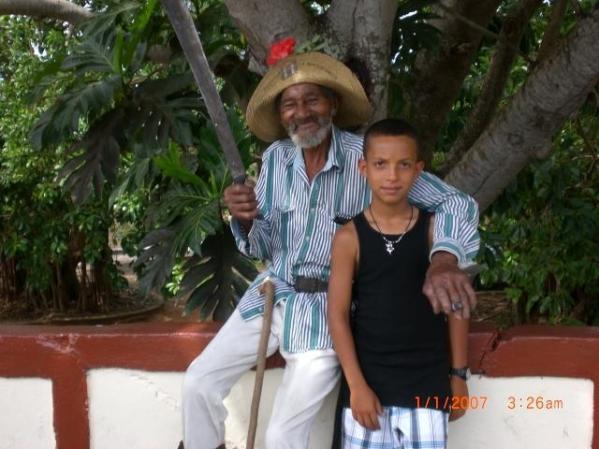 mi hijo marcos con el ultimo mambis de bacunayagua