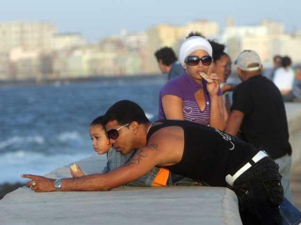 17 DE FEBRERO, 2009: Cubanos pasan el tiempo en el Malecón. .