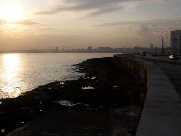 Malecón al caer la noche.