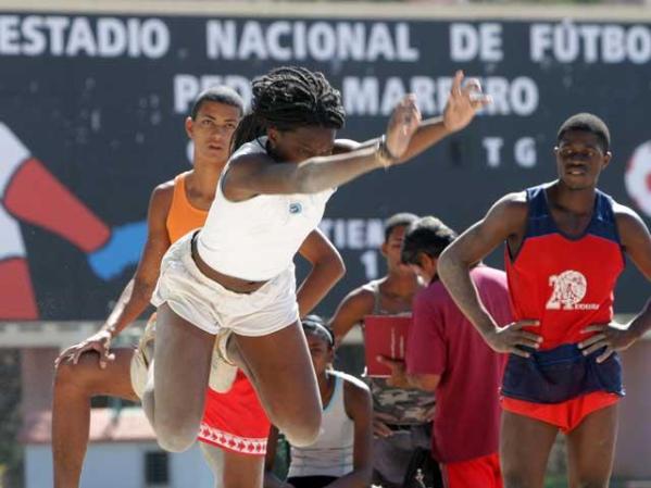 27 DE MAYO, 2009: Atletas entrenan en el Estadio Nacional Pedro Marrero.