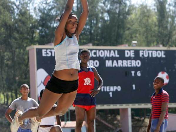 Atletas se entrenan en el Estadio Nacional Pedro Marrero.
