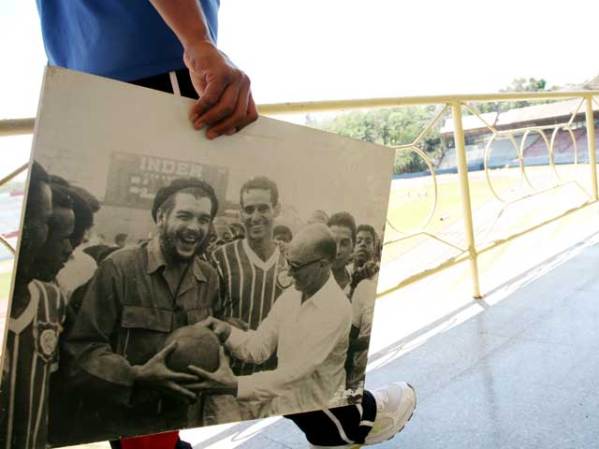 Retrato de Ernesto Guevara en el Estadio Nacional Pedro Marrero.