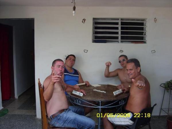 Disfrutando de un buen d?mino entre familia,en Camaguey.