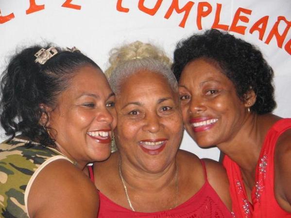 mi mami con mis hermanas en camaguey