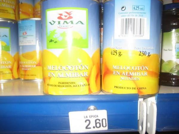 Lata de melocotones en una shopping de Cuba.