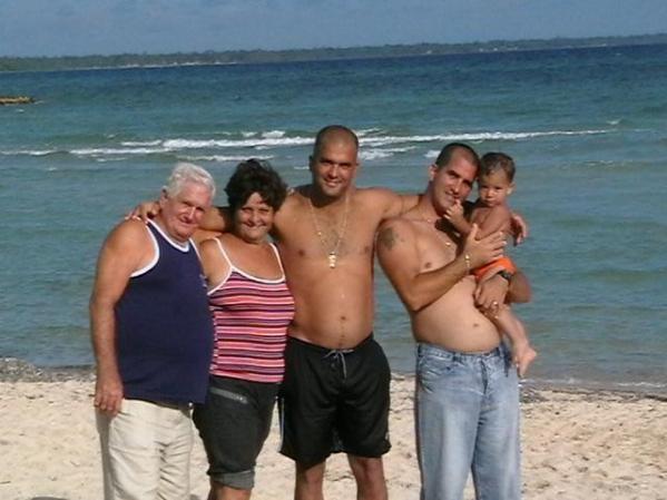 con mi familia en playa larga