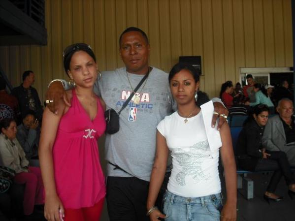 con mis sobrinas en la despedida