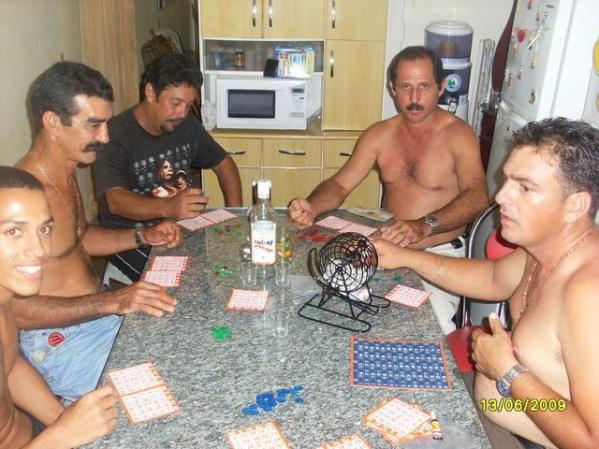 jugando bingo en mi casa con los vecinos y familia