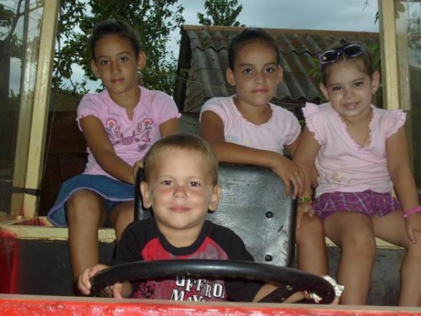 los muchachos acabando en un TRACTOR