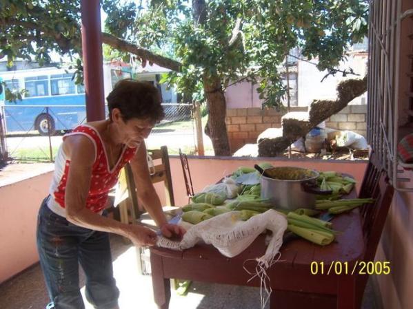 mi mama en artemisa haciendome tamales para mandarmelos para miami