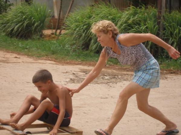 esta es mi mama y mi sobrino montando carriola en cuba artemisa