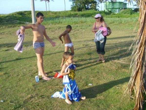 mis hijos y primos en la playa