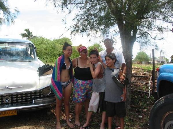 Anniel de vacaciones en Cuba. playa La Isabela en Sagua la Grande.