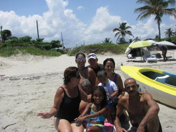 con la familia de mi esposo en el espigon de guanabo