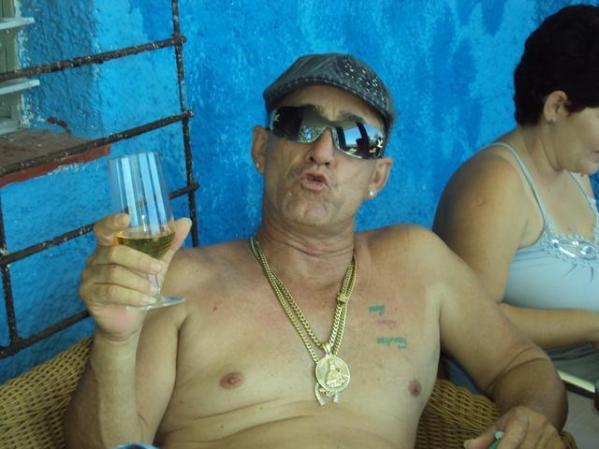 disfrutando de un buen trago...