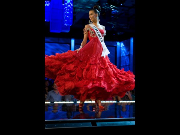 Desfile en traje de noche, el 15 de agosto.