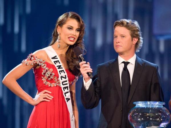 Contestando una pregunta formulada por el presentador Billy Bush.