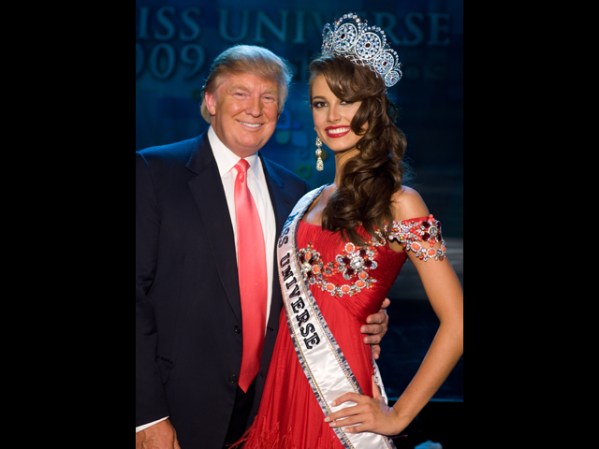 La reina con el dueño del certamen, Donald Trump.