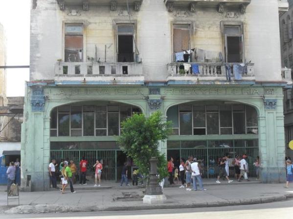 tienda de cuentapropistas La Isla de Cuba , en Monte y Suarez
