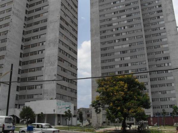 edificios 20 plantas de la esquina de tejas