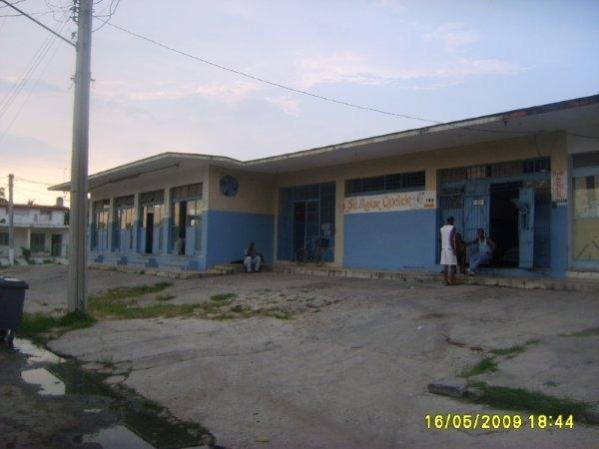 El exterior de un supermercado en cuba para el pueblo reforma y 11 casino deportivo ciudad habana.