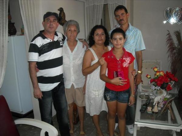 en holguin con mi tia , primos , mi hermano y sobrina