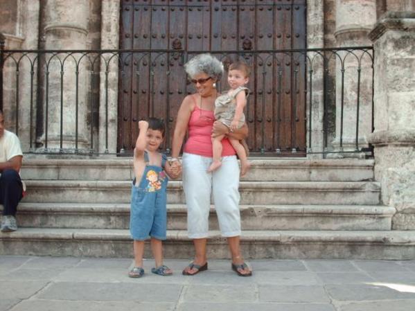 Mi mama disfrutando y conociendo a sus nietos.Catedral de la Habana