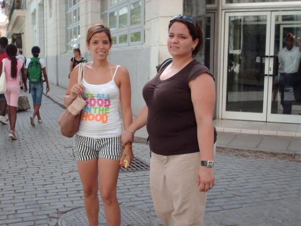 Mi prima y yo en un paseo por la Habana Vieja.