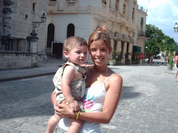 Mi prima y mi hijo menor.Catedral de la Habana.