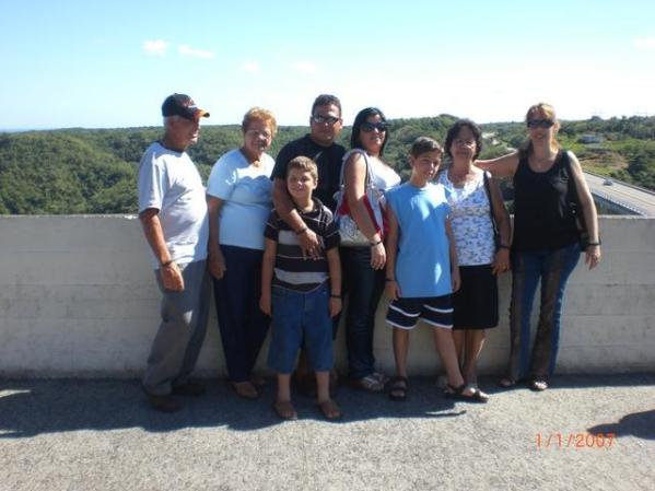 mi familia en el mirador a la entrada de matazas.