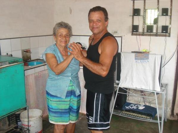 mi esposo y su mama bailando en camaguey
