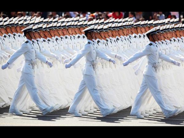 Marinos del Ejército Popular de Liberación chino desfilan por la plaza Tianamen con motivo del 60 aniversario de la revolución china.