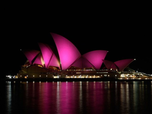 La Ópera de Sidney en Australia iluminada de rosa durante el mes de la Lucha contra el Cáncer de Seno.