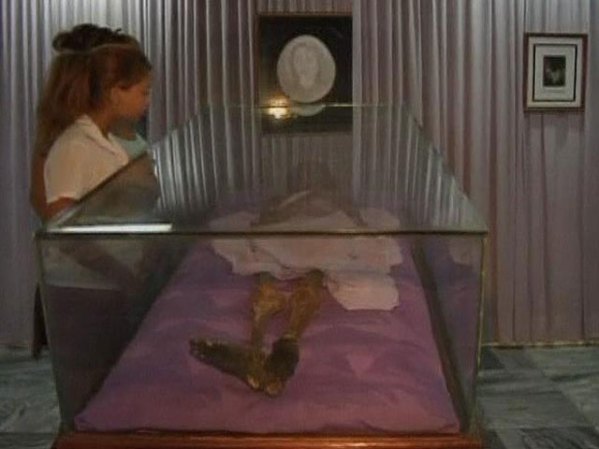 Ahora "Josefa", la única momia cubana, descansa en un museo de Matanzas con aire acondicionado.