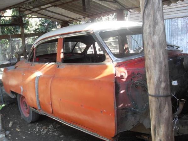 carro viejo que ya esta rodando con petroleo y todo nuevo.