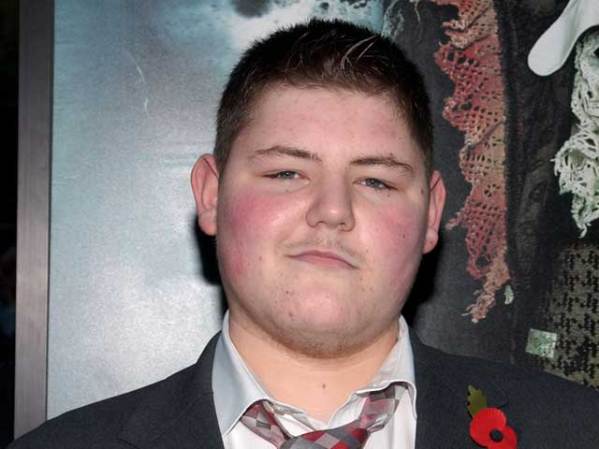 Jamie Waylett, actor de la serie "Harry Potter" fue acusado en abril del 2009 de llevar varias bolsitas con marihuana mientras conducía por las calles de Londres.