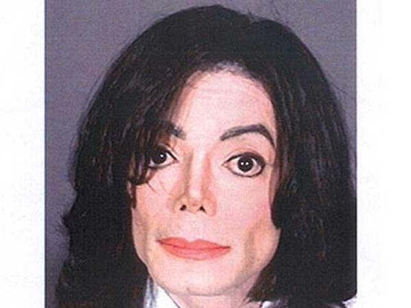 Michael Jackson tras su arresto en el 2003 por abuso de menores, cargo del que fue exonerado.