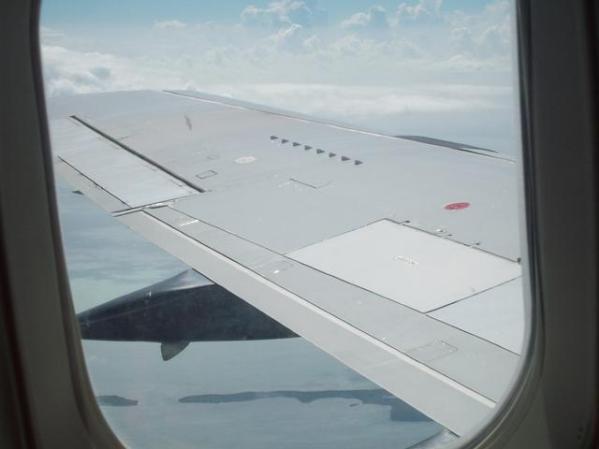 mirando el paisaje desde el avion casi llegando