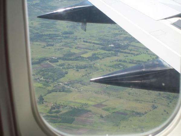casi aterrizando,mi cuba desde arriba q linda.