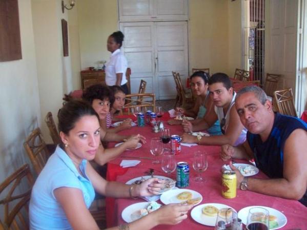con todos en trindad comiendo en el restaurante PLAZA