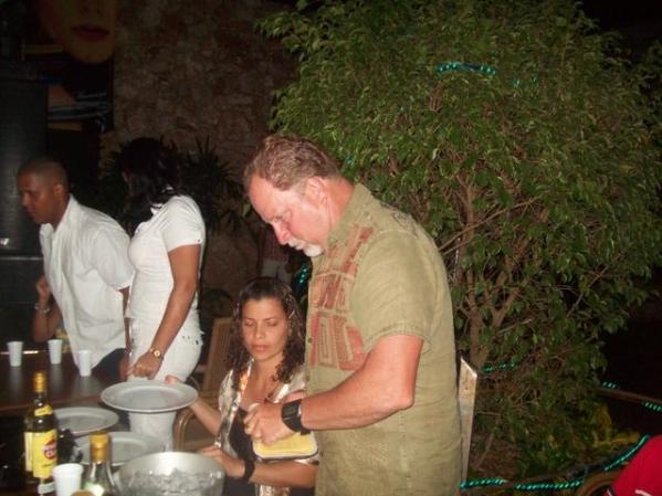 mi tio tony q vive en espana coincidimos este ano en cuba hacia como 6 anos q no nos veiamos.